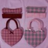 Lot Besties comprenant deux sacs à main en forme de coeur et 4 bandeaux pour cheveux assortis. Style romantique