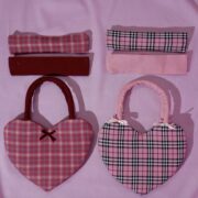 Lot Besties comprenant deux sacs à main en forme de coeur et 4 bandeaux pour cheveux assortis. Style romantique