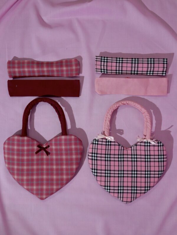 Lot Besties comprenant deux sacs à main en forme de coeur et 4 bandeaux pour cheveux assortis. Style romantique