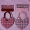 Lot Besties comprenant deux sacs à main en forme de coeur et 4 bandeaux pour cheveux assortis. Style romantique