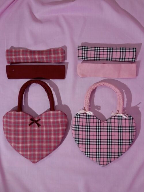 Lot Besties comprenant deux sacs à main en forme de coeur et 4 bandeaux pour cheveux assortis. Style romantique